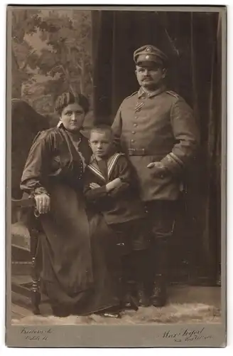 Fotografie Max Seifert, Freiberg i. Sa., Poststr. 11, Portrait korpulenter Ufz. in Uniform mit Ordensband