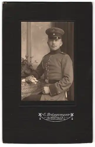 Fotografie E. Brüggemann, Gohlis, Breitenfelderstr. 99, Portrait sächsischer Soldat in Uniform mit Schützenschnur