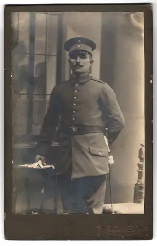 Fotografie Alb. Kuban, Saarbrücken, Portrait Soldat in Uniform mit Bajonett und Kaiser Wilhelm Bart