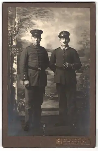 Fotografie F. Hirchenheim, Hochheim, Wilhelmstr. 12, Portrait zwei Soldaten in Garde Uniform vor einer Studiokulisse