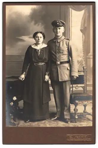 Fotografie Eli Haertel, Limbach i. Sa., Helenen-Str. 37, Portrait sächsischer Soldat in Uniform mit Bajonett