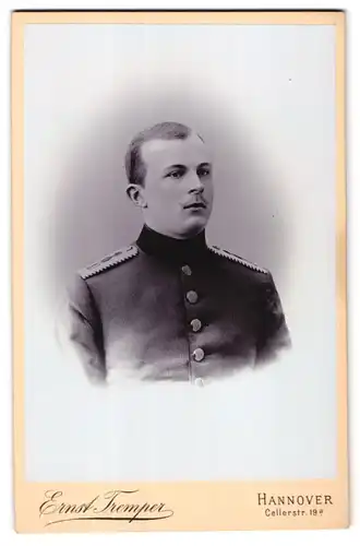 Fotografie Ernst Trmeper, Hannover, Cellerstr. 19, Portrait Einjährig-Freiwilliger in Uniform Rgt. 10