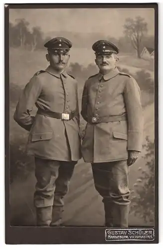 Fotografie Gustav Schüler, Magdeburg, Victoriastr. 1, Portrait zwei Soldaten in Feldgrau Uniform mit Schirmmützen