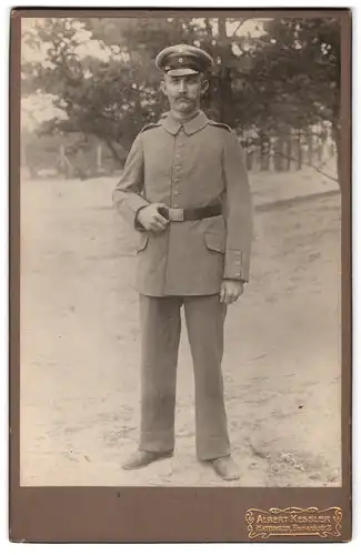 Fotografie Albert Kessler, Hattingen, Bismarckstr. 2, Portrait Soldat in Feldgrau Uniform im Freien aufgenommen