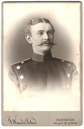 Fotografie F. Wunder Sohn, Hannover, Königstr. 52, Portrait Ulan in Uniform mit Spitzbart