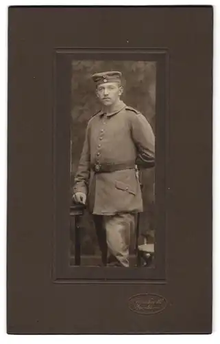 Fotografie S. Wronker & Co., Pforzheim, Portrait Soldat in Feldgrau Uniform mit Krätzchen