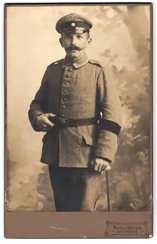 Fotografie Hugo Heider, Marktredwitz, Portrait Ufz. in Feldgrau Uniform Rgt. 7 mit Trauerflor, Schnurrbart