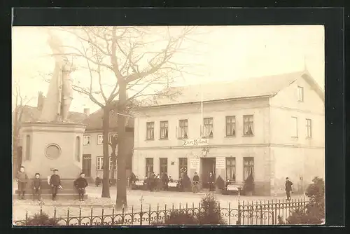 Foto-AK Wedel, Gasthaus zum Roland mit Roland-Statue ca 1900
