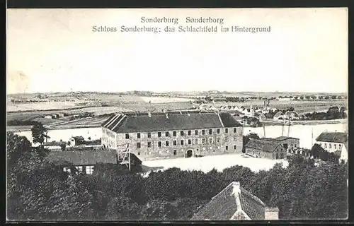 AK Sonderburg, Schloss mit Schlachtfeld im Hintergrund aus der Vogelschau