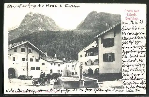 AK Schuls, Drofplatz mit Ochsenwagen am Brunnen