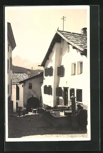 AK Pontresina, Typisches Haus und Brunnen