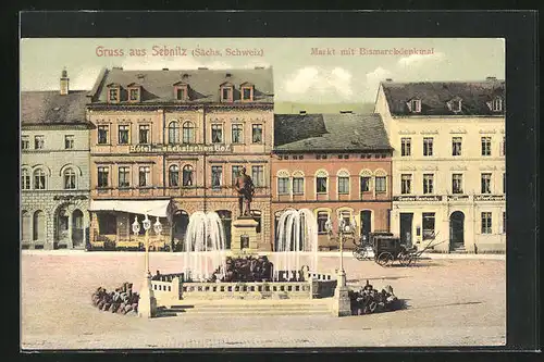 AK Sebnitz / Sächs. Schweiz, Hotel Zum sächsischen Hof mit Bismarckdenkmal am Marktplatz