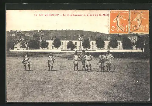 AK Le Creusot, La Gendarmerie, place de la Molette