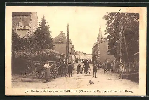 AK Rouillè, Le Passage à niveau et le Bourg