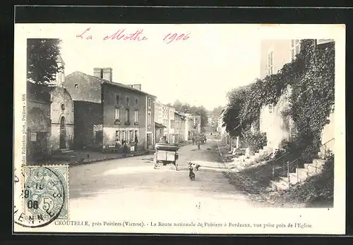 AK Croutelle, La Route nationale de Poitiers à Bordeaux, vue prise près de l`Eglise