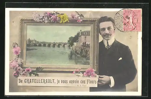AK Chatellerault, Mann hält ein Bild mit einer Brückenansicht des Ortes