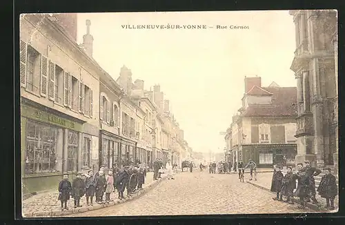 AK Villeneuve-sur-Yonne, Rue Carnot, Strassenpartie