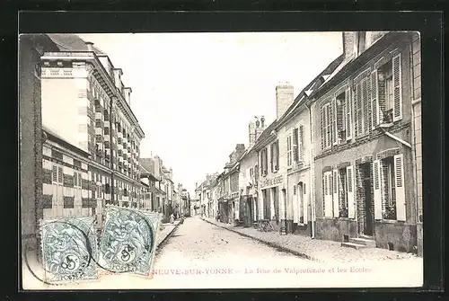 AK Villeneuve-sur-Yonne, La Rue de Valprofonde et les Ecoles