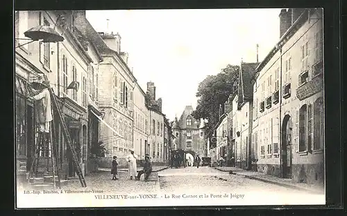 AK Villeneuve-sur-Yonne, La Rue Carnot et la Porte de Joigny