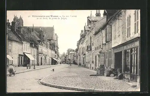 AK Villeneuve-sur-Yonne, La rue Carnot et au fond, la porte de Joigny