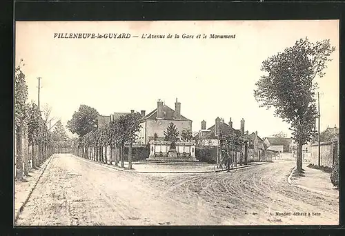 AK Villeneuve-la-Guyard, L`Avenue de la Gare et le Monument