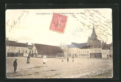 AK Villeneuve-l’Archevêque, La Place et l`Eglise