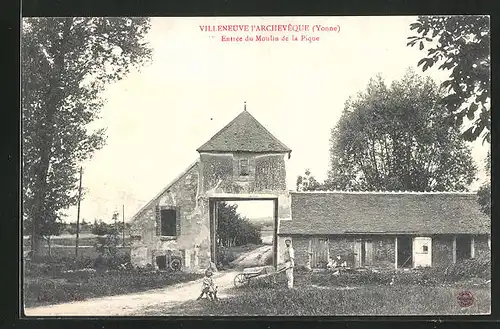 AK Villeneuve-l’Archevêque, Entrèe du Moulin de la Pique