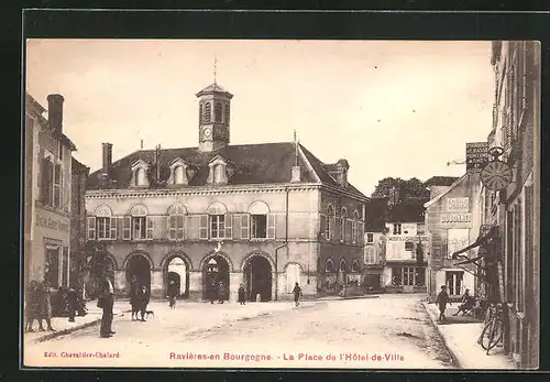 AK Ravières-en-Bourgogne, La Place de l`Hotel-de-Ville