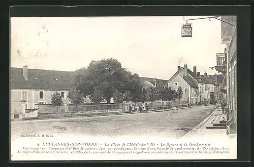 AK Coulanges-sur-Yonne, La Place de l`Hotel-de-Ville, le Square et le Gendarmerie