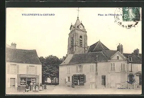 AK Villeneuve-la-Guyard, Place de l`Hotel-de-Ville et l`Eglise
