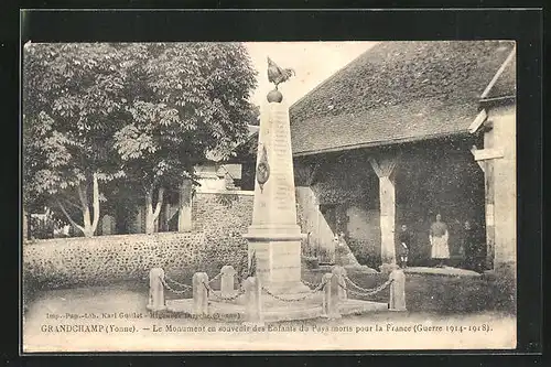 AK Grandchamp, Le Monument en souvenir des Enfants du Pays morts pour la France (Guerre 1914-1918)