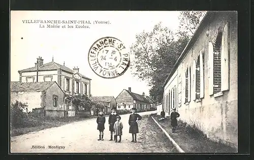 AK Villefranche-Saint-Phal, La Mairie et les Ecoles