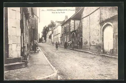 AK Nuits-sur Armancon, Rue de la Poste, Menschen auf der Strasse