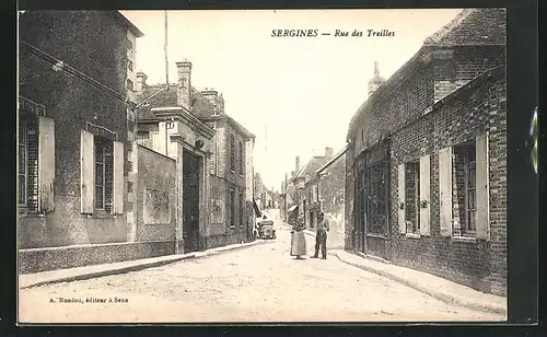 AK Sergines, Rue des Treilles, Passanten auf der Strasse