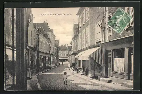 AK Toucy, Rue Lucile-Cormier, kleines Mädchen auf der Strasse