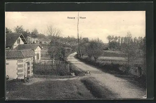 AK Toucy, Mazas, Partie an der Strasse durch den Ort