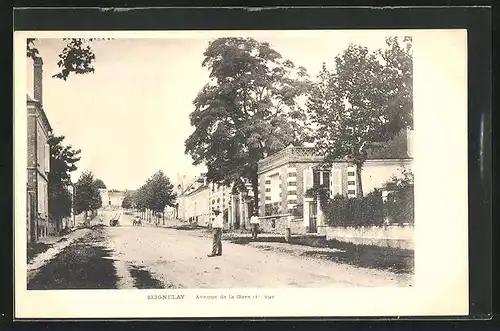 AK Seignelay, Avenue de la Gare, Passanten auf der Strasse unterwegs