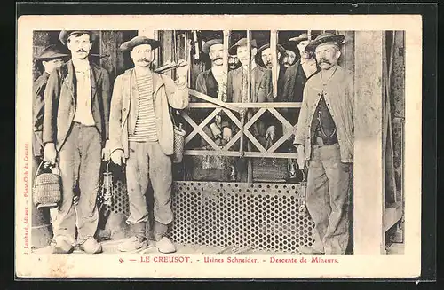 AK Le Creusot, Usines Schneider, Descente de Mineurs, Kohlekumpel im Aufzug
