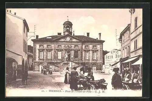 AK Tournus, Place de l`Hotel-de-Ville, Passanten vor dem Rathaus