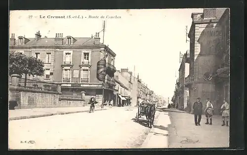 AK Le Creusot, Route de Couches, Passanten auf der Strasse