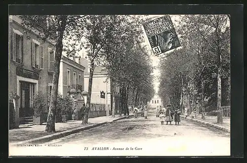 AK Avallon, Avenue de la Gare, Menschen auf der Strasse