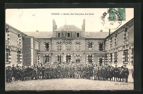 AK Toucy, Ecole des Garcons, La Cour, Gruppenbild der Kinder