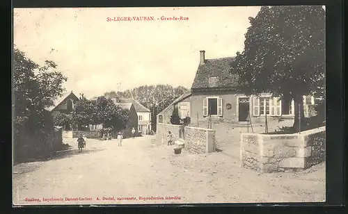 AK St-Leger-Vauban, Grande Rue, vor einem Wohnhaus