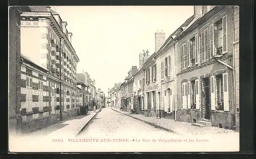 AK Villeneuve-sur-Yonne, La Rue de Valprofonde et les Ecoles