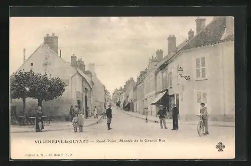 AK Villeneuve-la-Guyard, Rond-Point, Montee de la Grande Rue