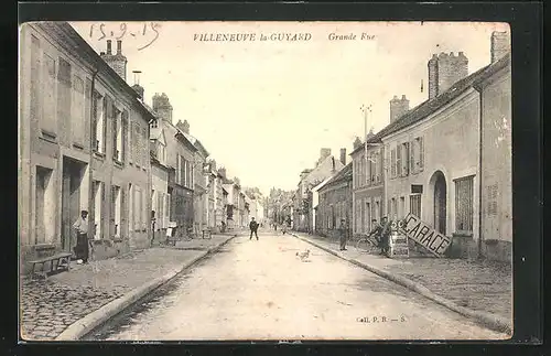 AK Villeneuve-la-Guyard, Grande Rue, Strassenszene mit Wohnhäusern