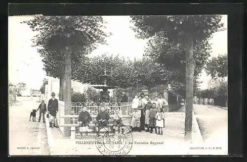 AK Villeneuve-la-Guyard, La Fontaine Regnoul, Passanten am Brunnen