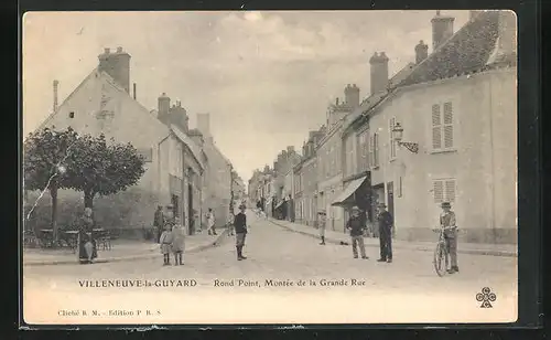AK Villeneuve-la-Guyard, Rond Point, Montee de la Grande Rue