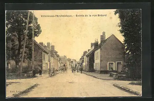 AK Villeneuve-L`Archeveque, Entree de la rue Breard, Pferdekutschen auf der Strasse