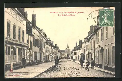 AK Villeneuve-L`Archeveque, Rue de la Republique